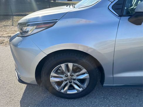 Used 2022 Toyota Sienna Limited FWD image 22