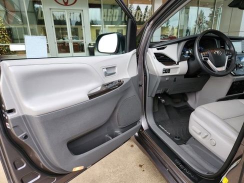 Certified 2019 Toyota Sienna XLE Premium image 13