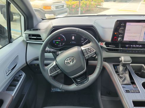 Used 2022 Toyota Sienna XSE FWD image 22