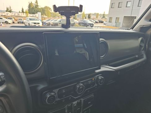 Used 2018 Jeep Wrangler Unlimited Sport S AWD/4WD image 28