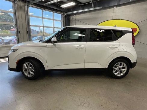 Used 2022 Kia Soul S image 2