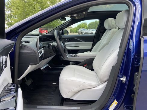 Used 2024 Cadillac Lyriq Luxury AWD/4WD image 12