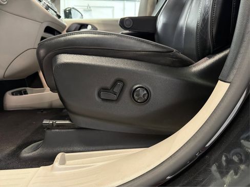 Used 2020 Chrysler Pacifica Limited w/ Advanced Safetytec Group FWD image 23