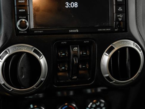 Used 2015 Jeep Wrangler Unlimited Rubicon w/ Connectivity Group AWD/4WD image 30