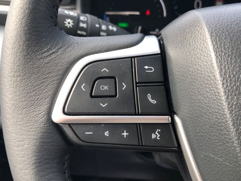 Certified 2025 Toyota Sienna XLE image 7