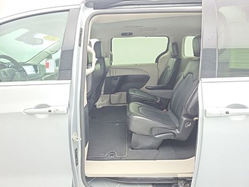 Used 2024 Chrysler Pacifica Touring-L image 37