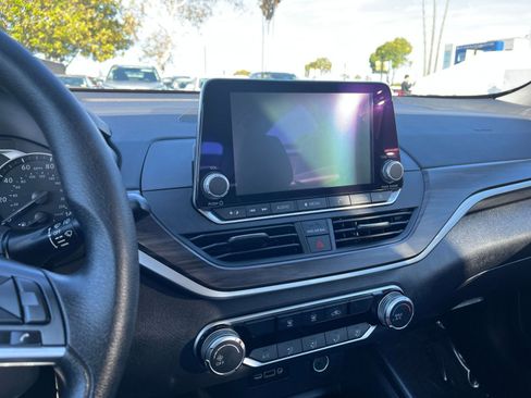 Used 2025 Nissan Altima 2.5 SV image 17