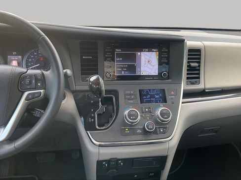 Used 2018 Toyota Sienna XLE Premium FWD image 5
