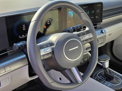 Used 2025 Hyundai Kona SEL AWD/4WD image 25