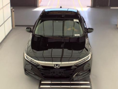 Used 2018 Honda Accord Touring image 2