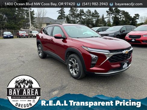 Used 2025 Chevrolet Trax LT FWD image 3