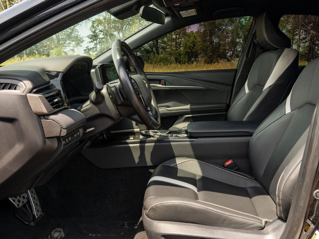 Used 2025 Toyota Camry SE FWD image 12