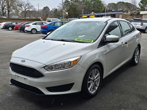 Used 2017 Ford Focus SE image 6