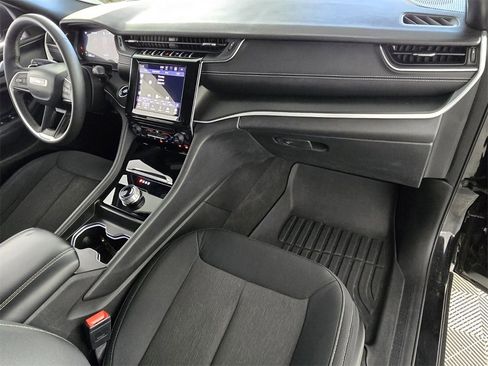 Used 2024 Jeep Grand Cherokee Laredo image 16