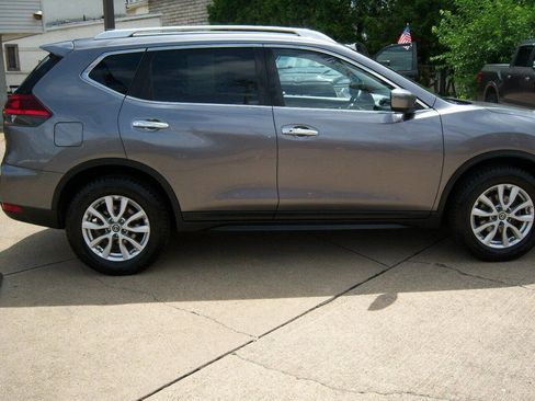 Used 2019 Nissan Rogue SV image 3