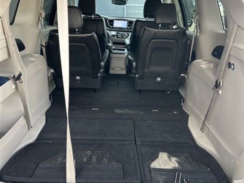 Used 2023 Chrysler Pacifica Limited FWD image 13