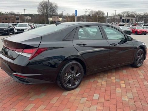 Used 2023 Hyundai Elantra SEL image 2