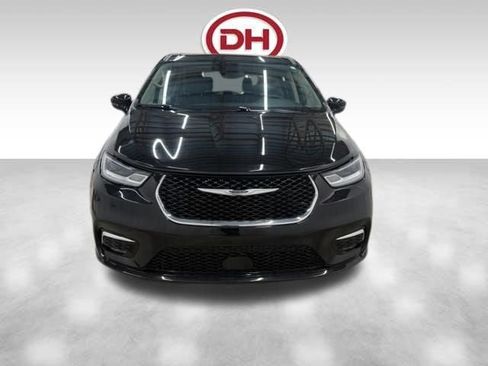 Used 2024 Chrysler Pacifica Limited FWD image 8