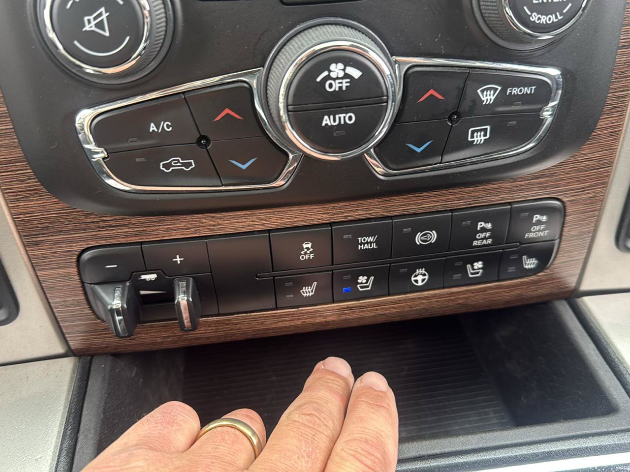 Used 2018 RAM 2500 Laramie w/ Convenience Group AWD/4WD image 14