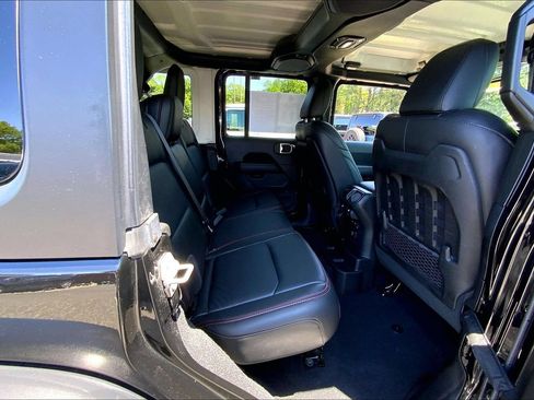 Used 2023 Jeep Wrangler Unlimited Rubicon w/ Cold Weather Group AWD/4WD image 15