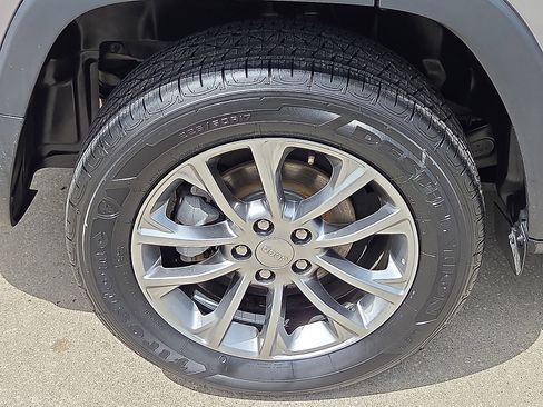 Used 2019 Jeep Cherokee Latitude Plus image 7