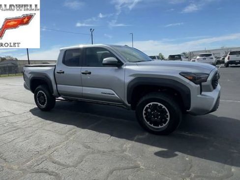 Used 2025 Toyota Tacoma TRD Off-Road image 2