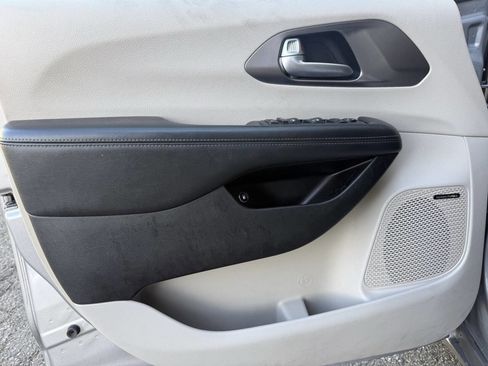 Used 2018 Chrysler Pacifica Limited w/ Advanced Safetytec Group image 21