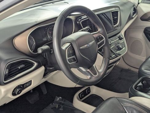 Used 2017 Chrysler Pacifica Touring-L image 9