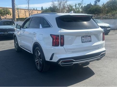 Certified 2023 Kia Sorento EX image 4