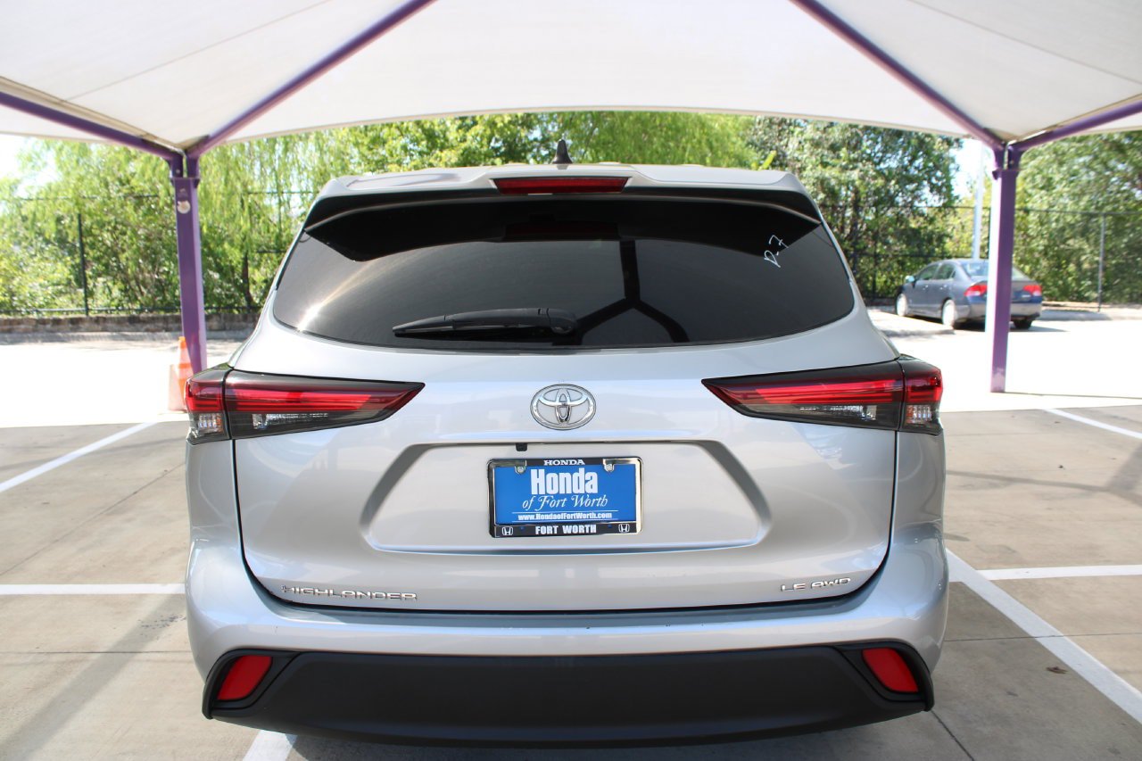 Used 2024 Toyota Highlander LE AWD/4WD image 4