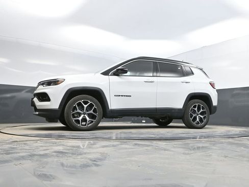 Used 2025 Jeep Compass Limited image 22