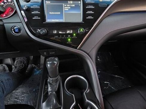Used 2018 Toyota Camry XSE FWD image 16