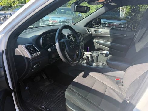 Used 2018 Jeep Grand Cherokee Laredo AWD/4WD image 9