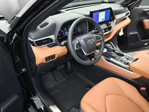 New 2026 Toyota Highlander Platinum image 4