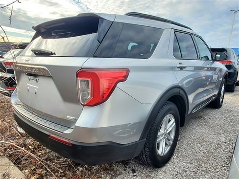 Used 2020 Ford Explorer XLT image 3