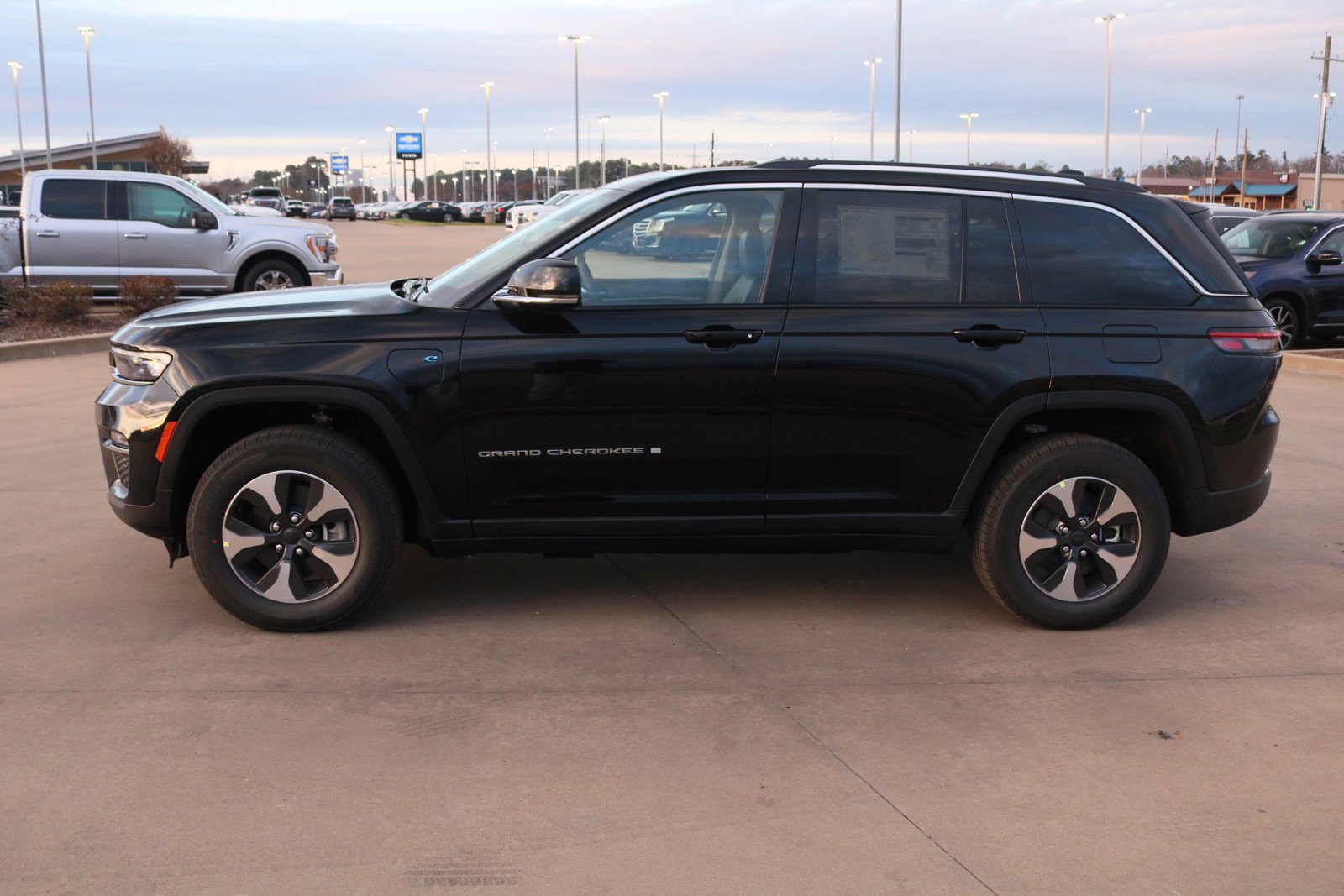 New 2023 Jeep Grand Cherokee 4WD 4xe image 6