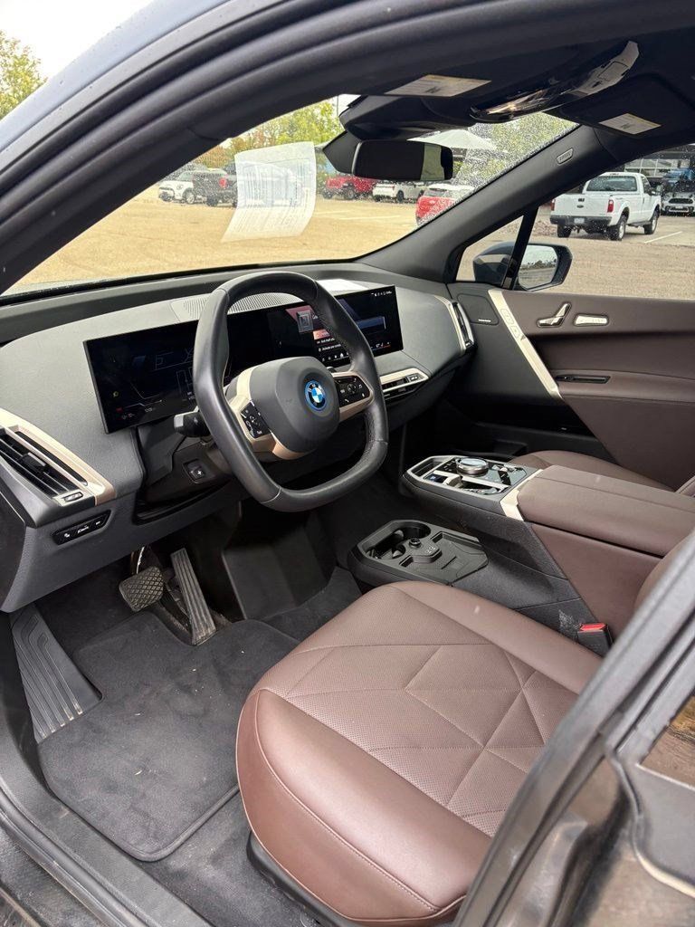Used 2024 BMW iX xDrive50 w/ Premium Package AWD/4WD image 9