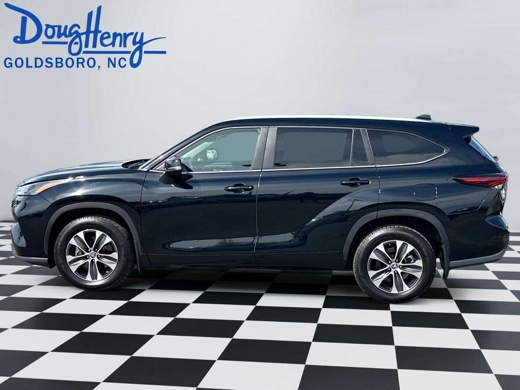 Used 2024 Toyota Highlander XLE AWD/4WD image 2
