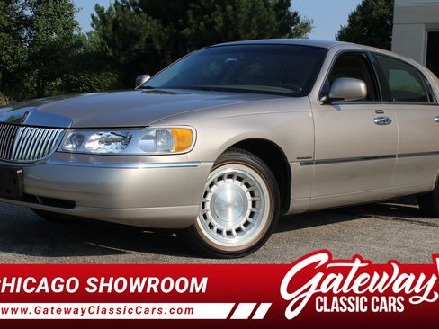 Used 2002 Lincoln Town Car Executive RWD image 1