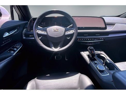 Used 2025 Cadillac XT4 Sport AWD/4WD image 8