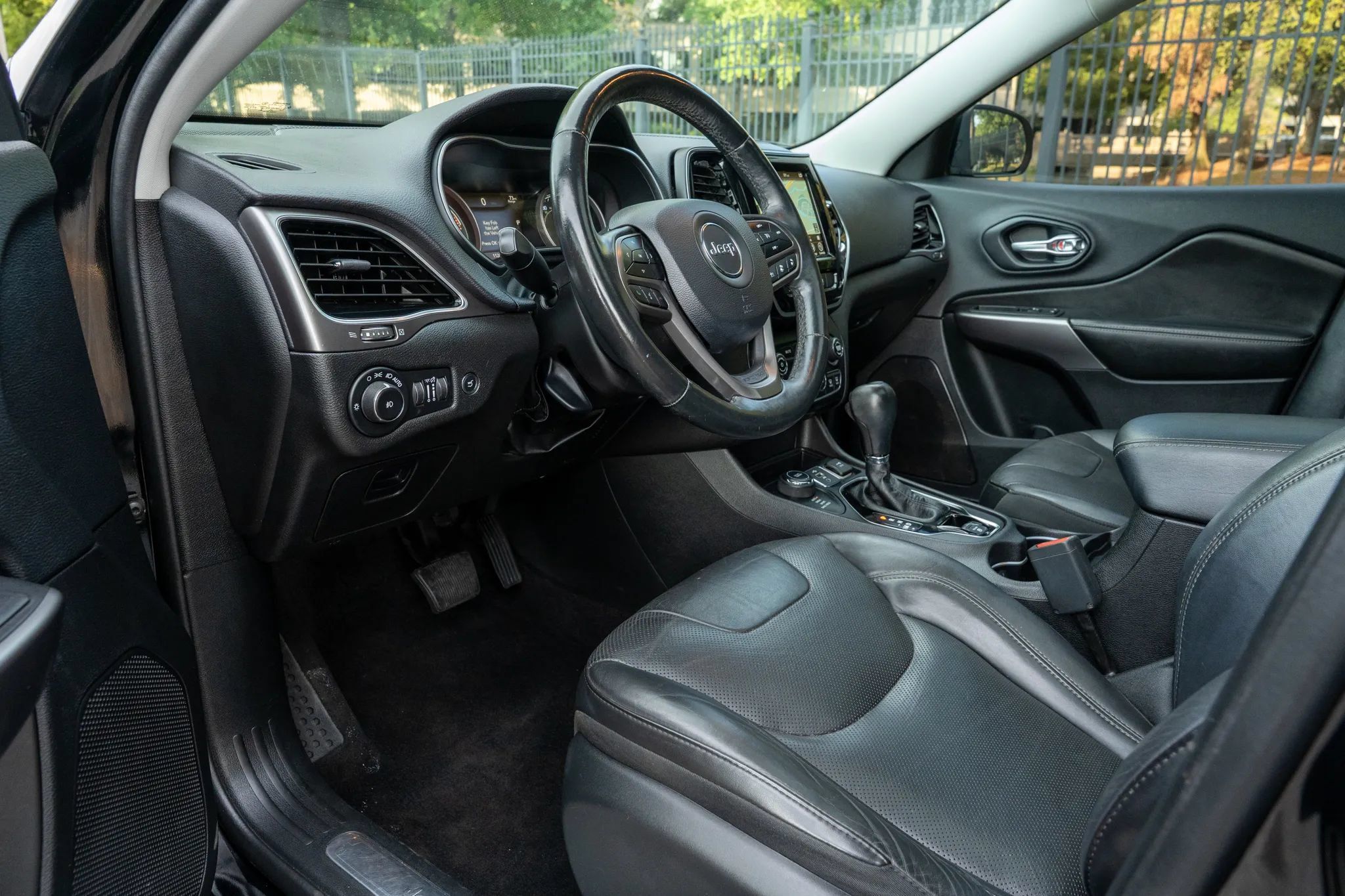 Used 2019 Jeep Cherokee Limited w/ Technology Group AWD/4WD image 10