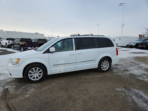 Used 2016 Chrysler Town & Country Touring image 4