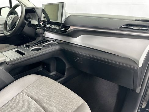 Used 2025 Toyota Sienna LE image 27