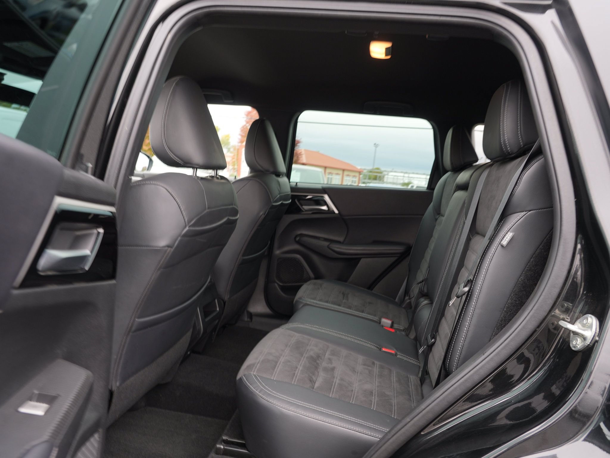 Used 2023 Mitsubishi Outlander SE Black Edition AWD/4WD image 19