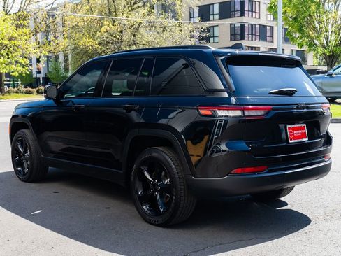 Used 2024 Jeep Grand Cherokee Altitude AWD/4WD image 4