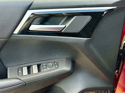 New 2025 Mitsubishi Outlander SE image 18