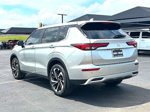 Used 2023 Mitsubishi Outlander SE AWD/4WD image 6