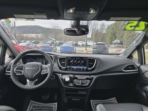 Used 2025 Chrysler Pacifica Select image 16