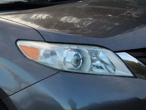 Used 2011 Toyota Sienna LE image 36