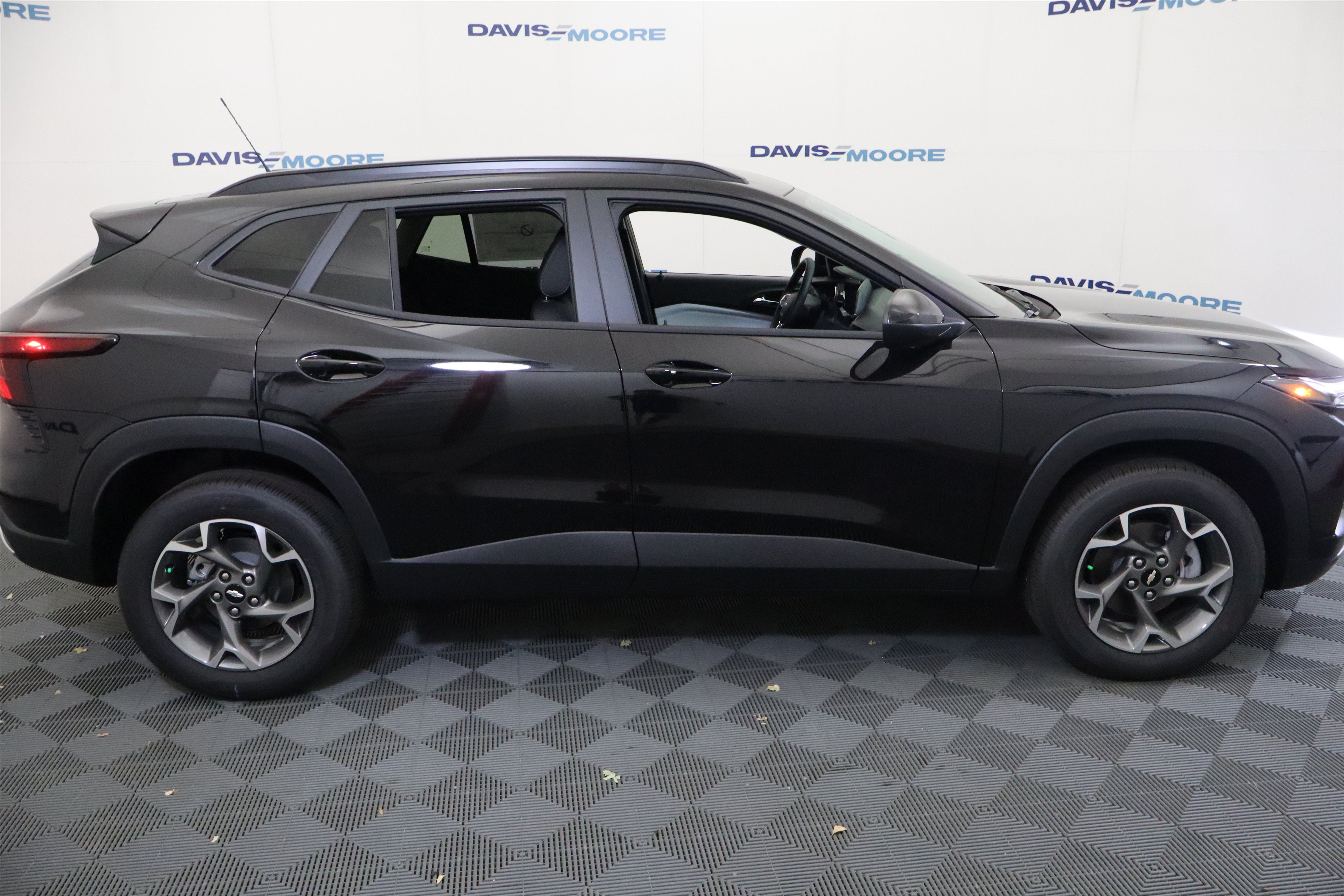 New 2026 Chevrolet Trax LT w/ LT Convenience Package FWD image 5